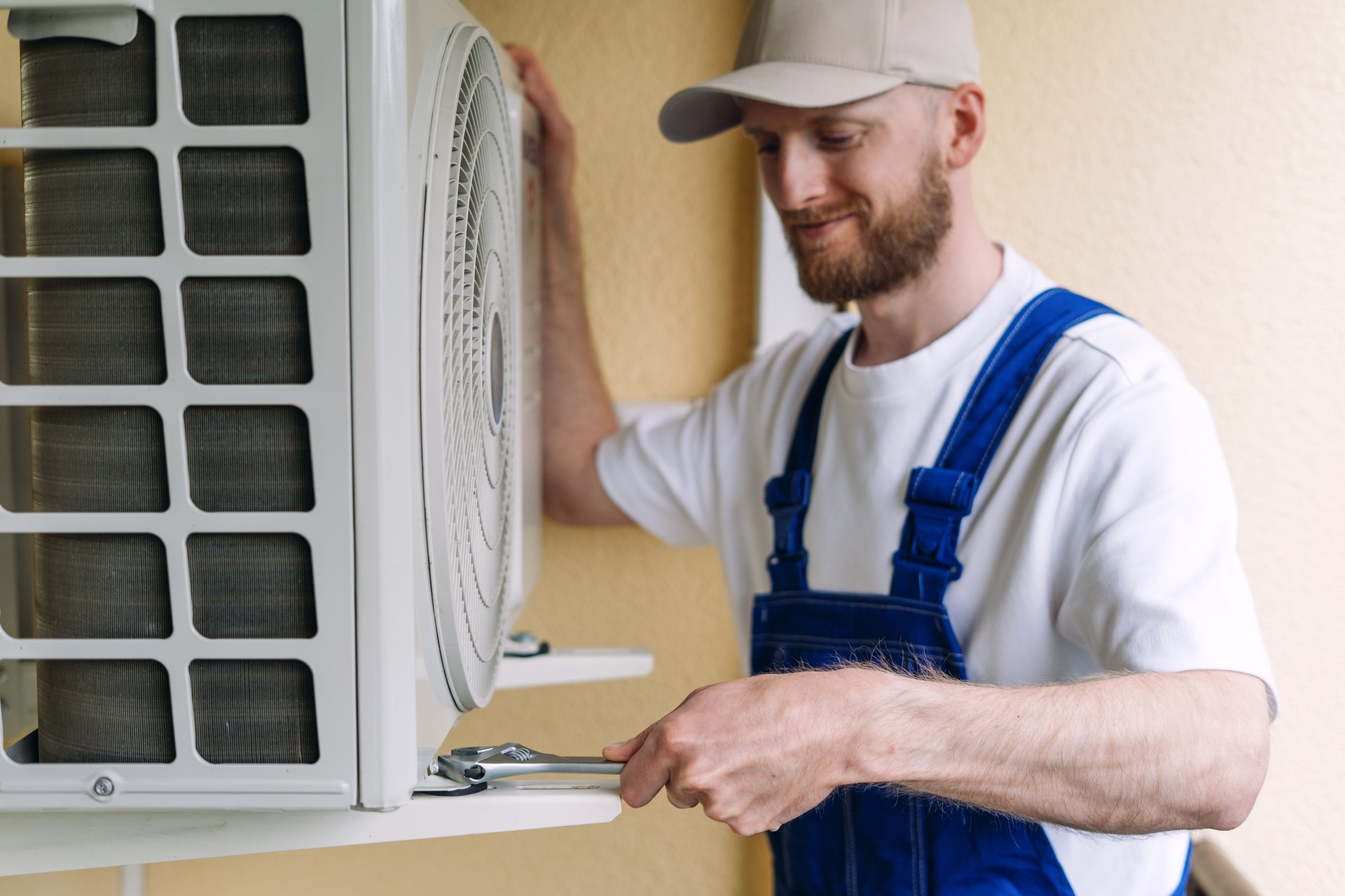 Air conditioning maintenance and repair service in a residential apartment